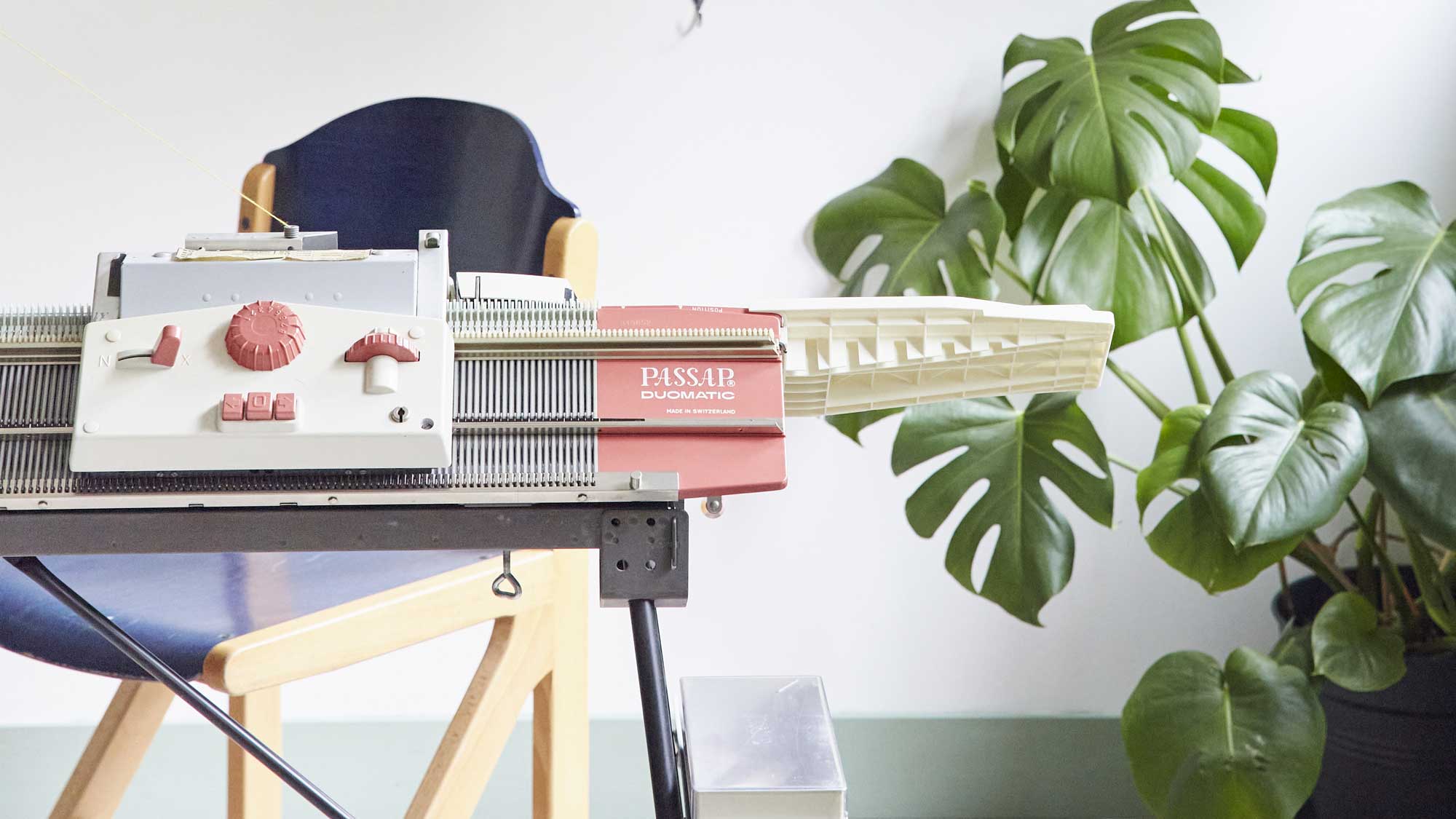 Machine à tricoter à l'atelier de Bussière Badil